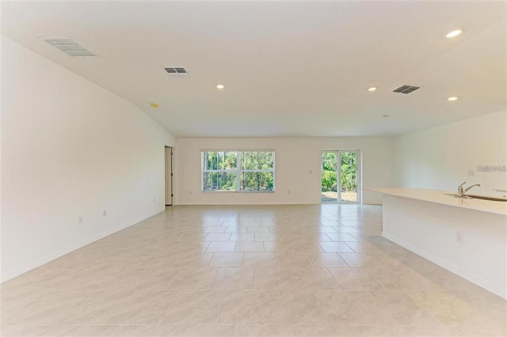 For Rent: $2,200 (4 beds, 2 baths, 1941 Square Feet)