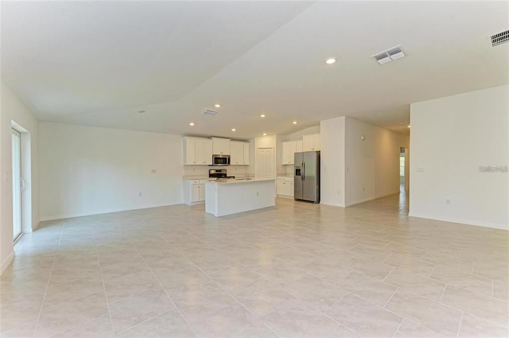 For Rent: $2,200 (4 beds, 2 baths, 1941 Square Feet)