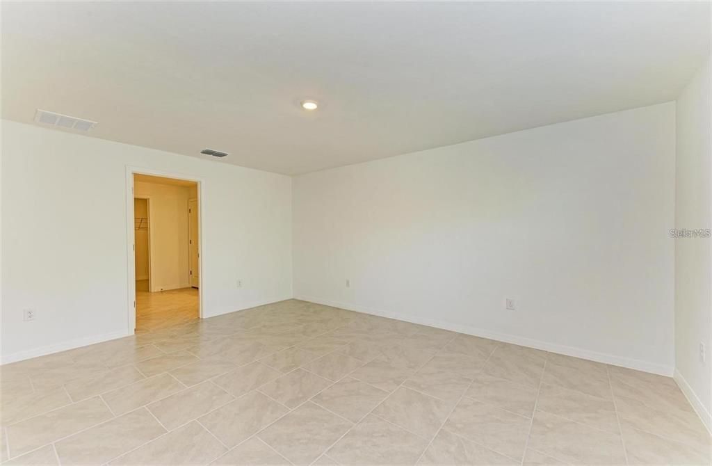 For Rent: $2,200 (4 beds, 2 baths, 1941 Square Feet)