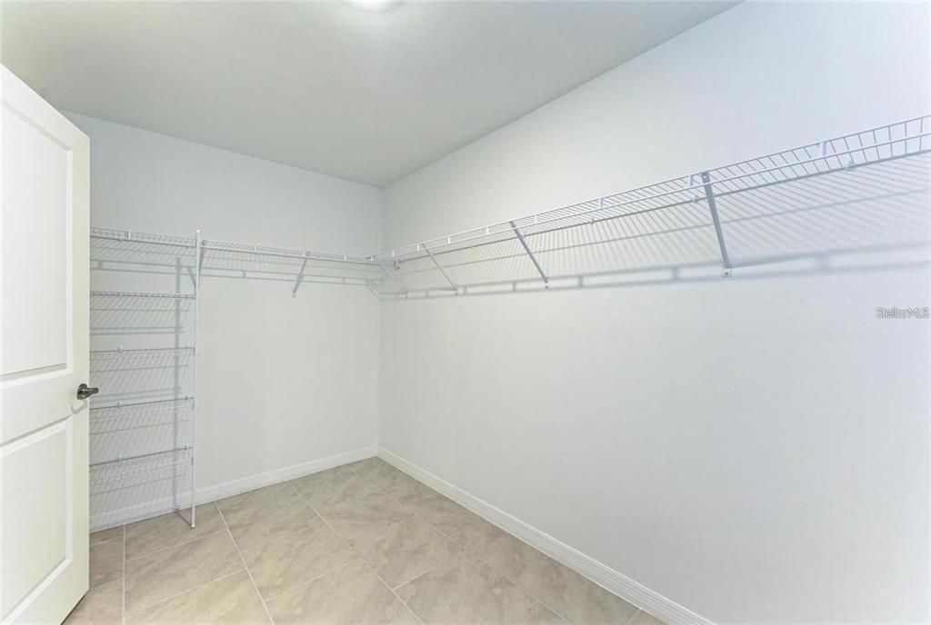 For Rent: $2,200 (4 beds, 2 baths, 1941 Square Feet)