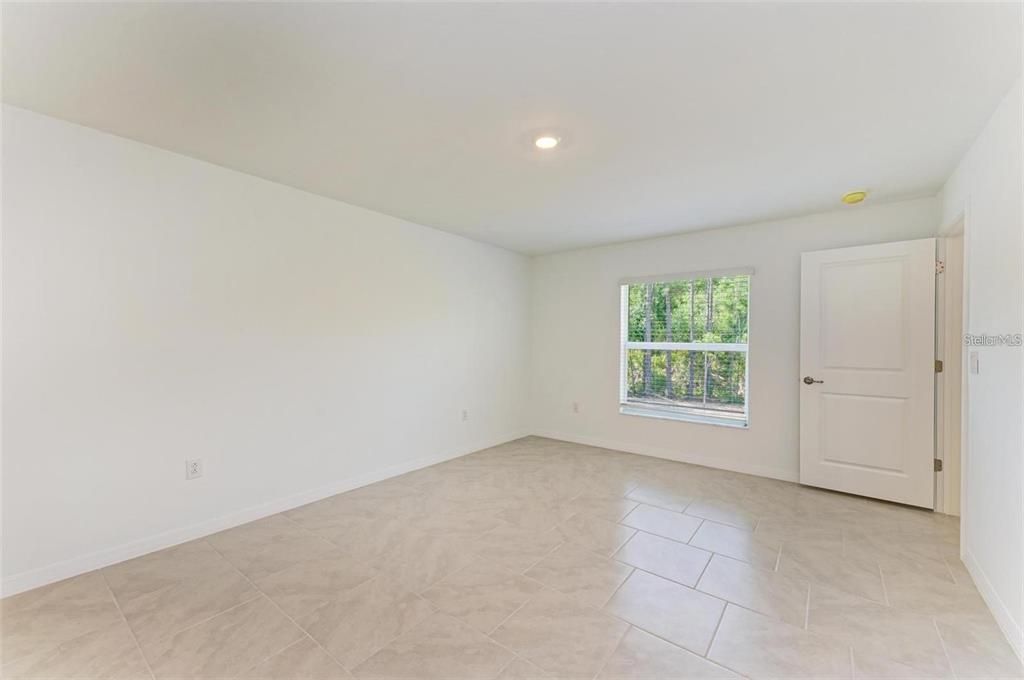 For Rent: $2,200 (4 beds, 2 baths, 1941 Square Feet)