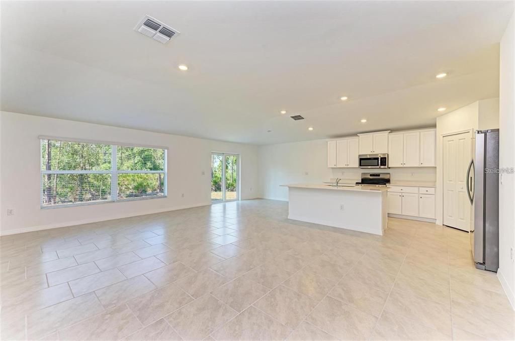 For Rent: $2,200 (4 beds, 2 baths, 1941 Square Feet)