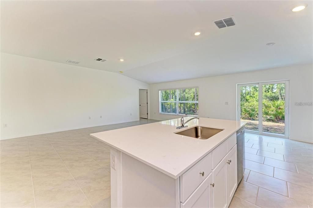 For Rent: $2,200 (4 beds, 2 baths, 1941 Square Feet)