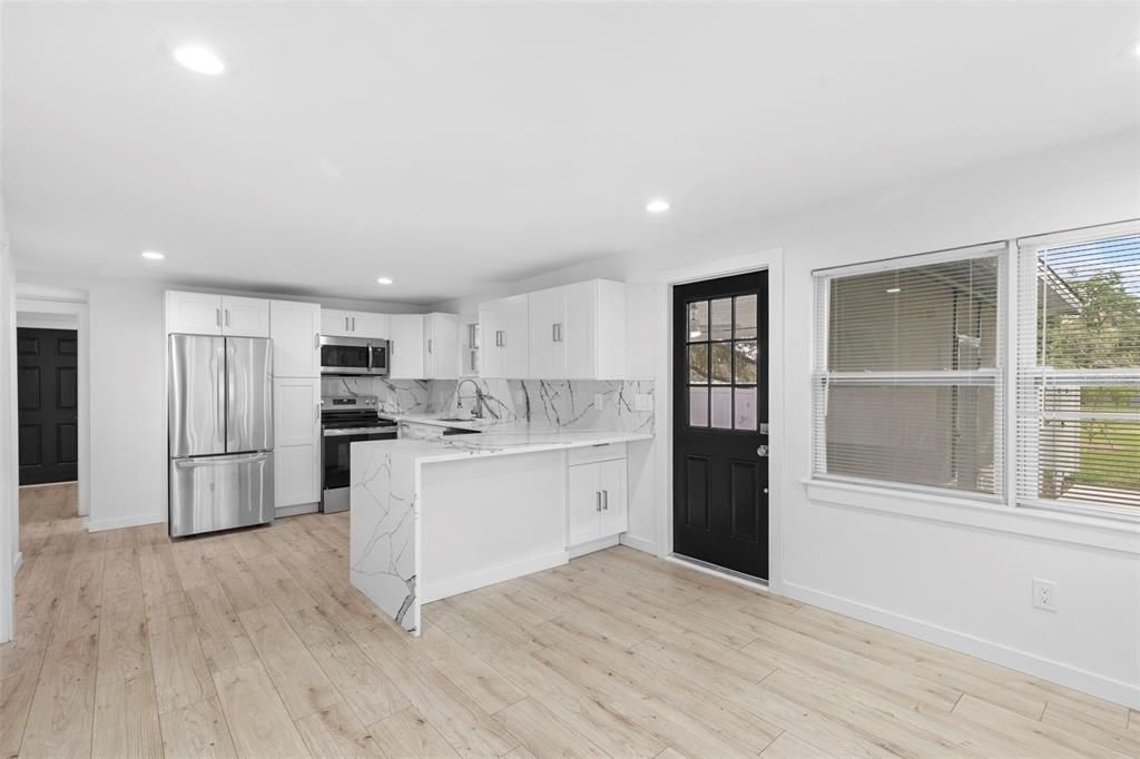 Под контрактом: $2,250 (3 спален, 1 ванн, 816 Квадратных фут)