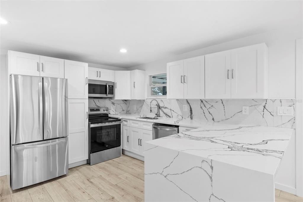 Под контрактом: $2,250 (3 спален, 1 ванн, 816 Квадратных фут)