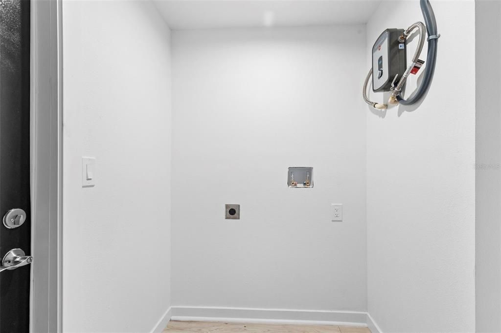 Под контрактом: $2,250 (3 спален, 1 ванн, 816 Квадратных фут)