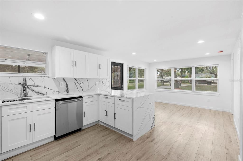 Под контрактом: $2,250 (3 спален, 1 ванн, 816 Квадратных фут)