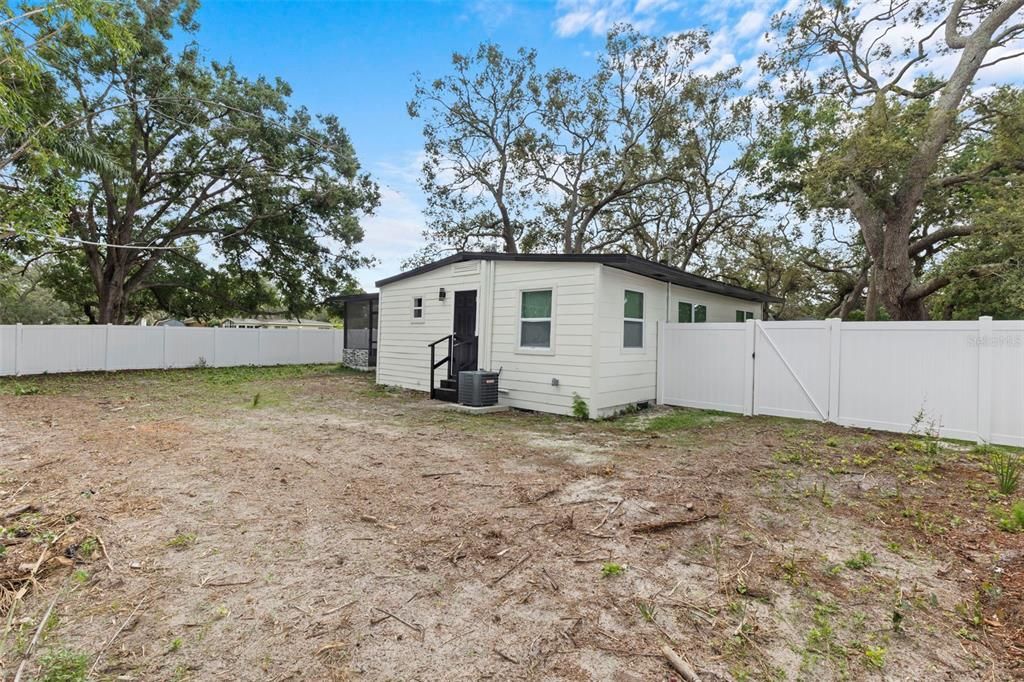 Под контрактом: $2,250 (3 спален, 1 ванн, 816 Квадратных фут)