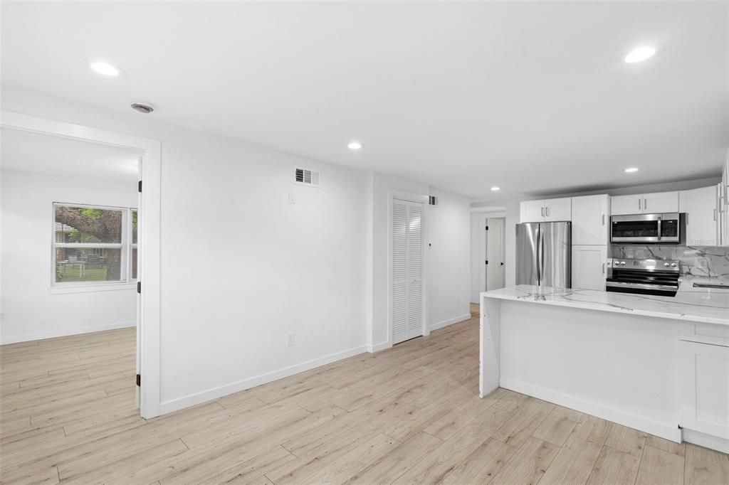 Под контрактом: $2,250 (3 спален, 1 ванн, 816 Квадратных фут)