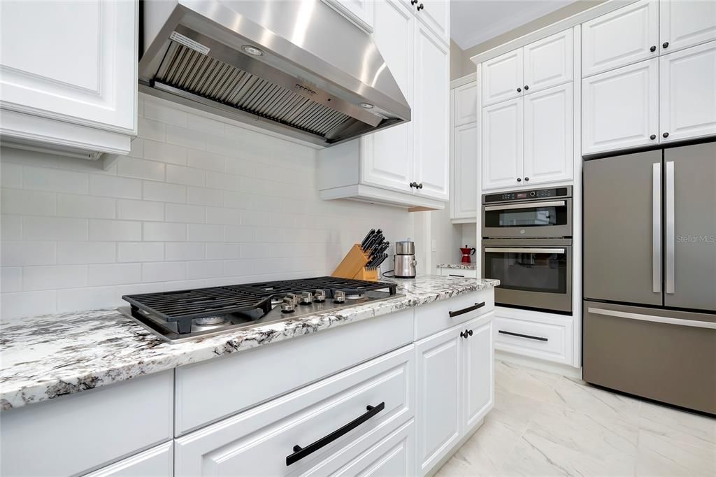 合同活跃: $849,000 (3 贝兹, 2 浴室, 2426 平方英尺)