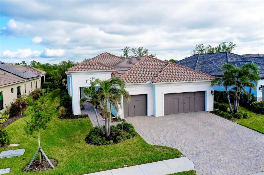 合同活跃: $849,000 (3 贝兹, 2 浴室, 2426 平方英尺)