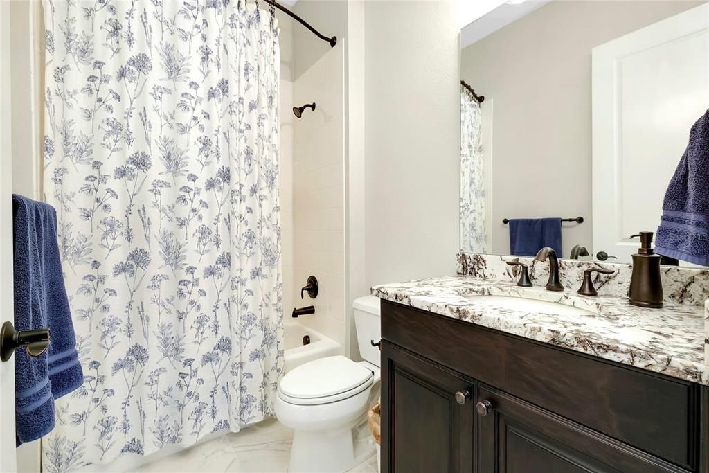 合同活跃: $849,000 (3 贝兹, 2 浴室, 2426 平方英尺)