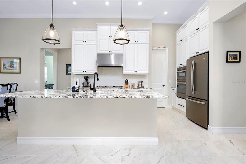 合同活跃: $849,000 (3 贝兹, 2 浴室, 2426 平方英尺)