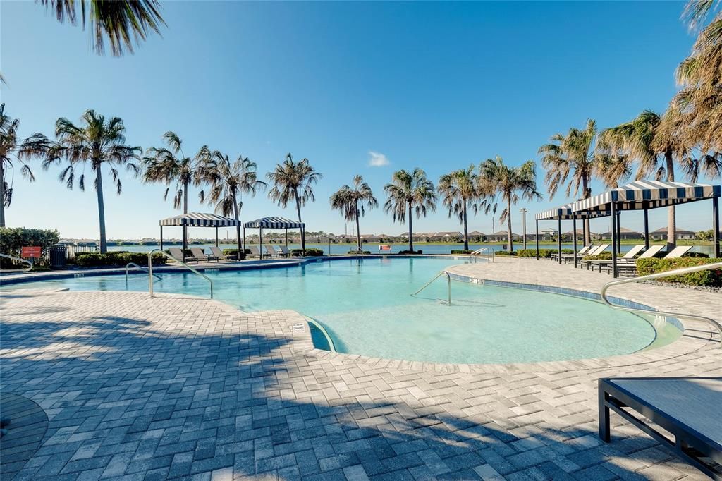 合同活跃: $849,000 (3 贝兹, 2 浴室, 2426 平方英尺)