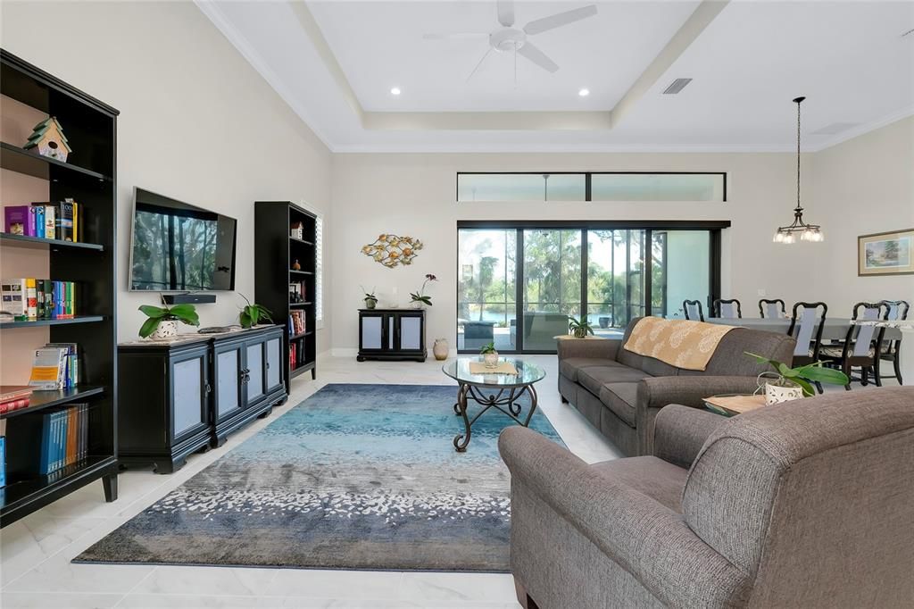 合同活跃: $849,000 (3 贝兹, 2 浴室, 2426 平方英尺)