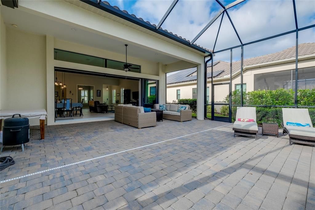 合同活跃: $849,000 (3 贝兹, 2 浴室, 2426 平方英尺)