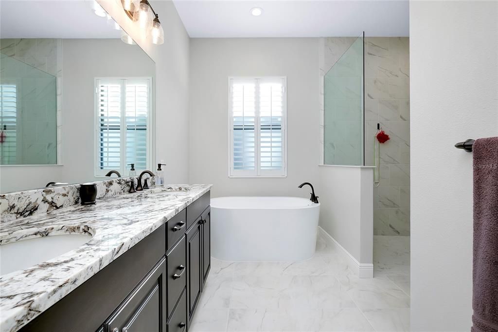 合同活跃: $849,000 (3 贝兹, 2 浴室, 2426 平方英尺)