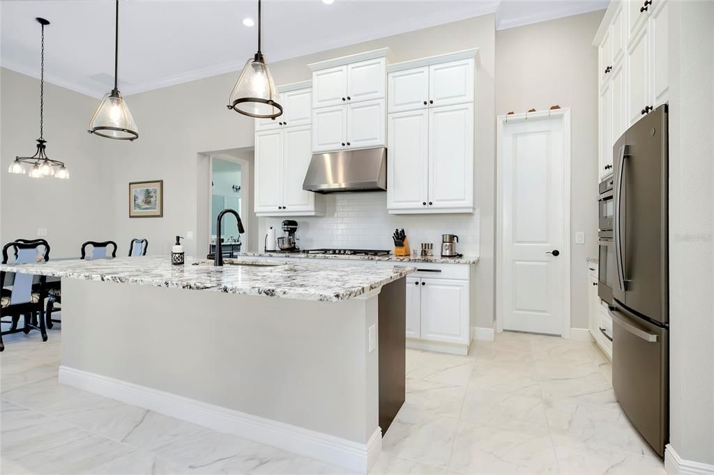 合同活跃: $849,000 (3 贝兹, 2 浴室, 2426 平方英尺)