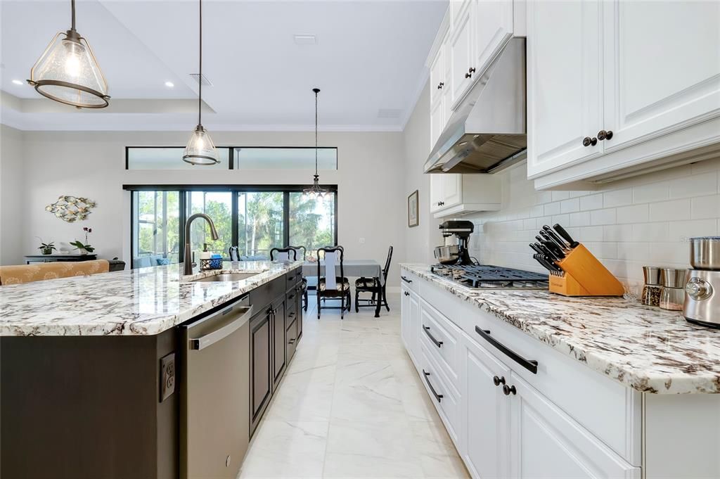 合同活跃: $849,000 (3 贝兹, 2 浴室, 2426 平方英尺)