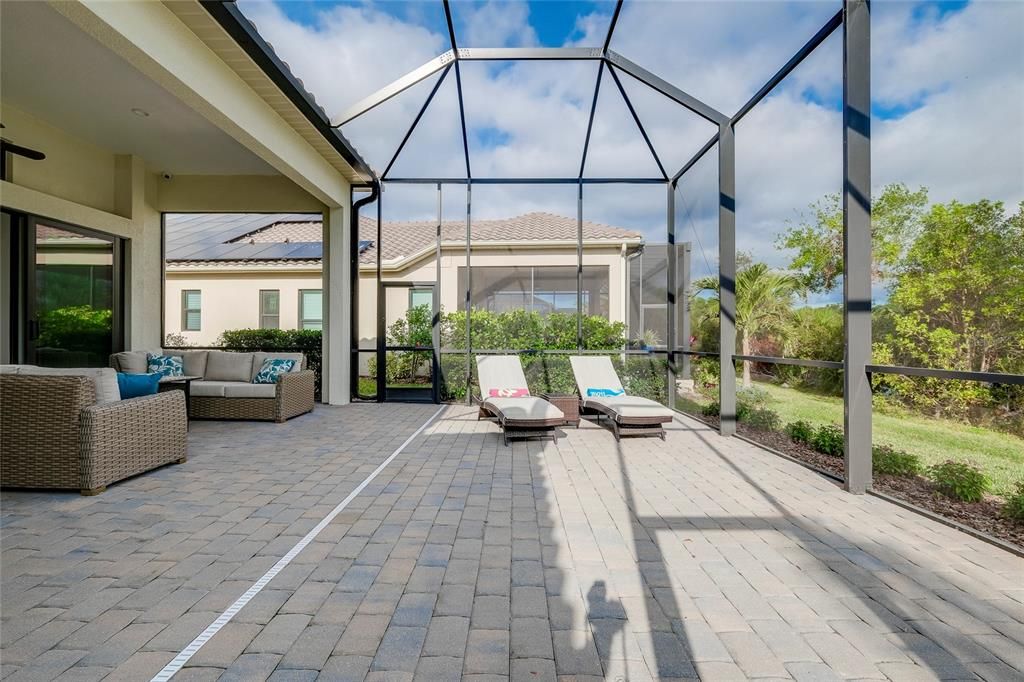 合同活跃: $849,000 (3 贝兹, 2 浴室, 2426 平方英尺)