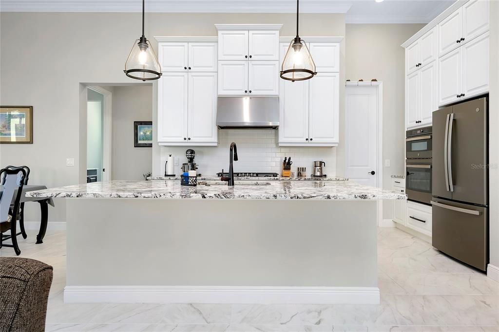 合同活跃: $849,000 (3 贝兹, 2 浴室, 2426 平方英尺)