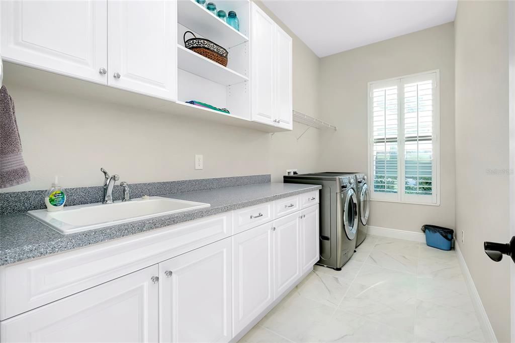 合同活跃: $849,000 (3 贝兹, 2 浴室, 2426 平方英尺)