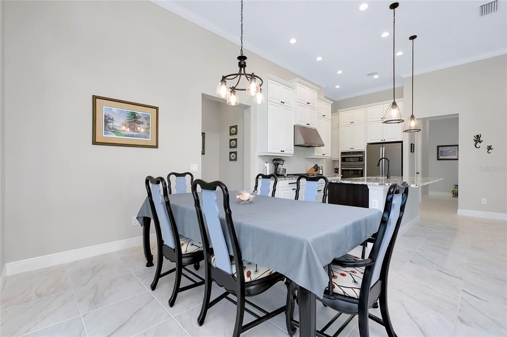 合同活跃: $849,000 (3 贝兹, 2 浴室, 2426 平方英尺)