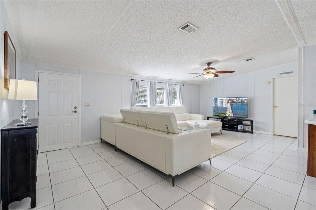 На продажу: $565,000 (4 спален, 2 ванн, 1632 Квадратных фут)