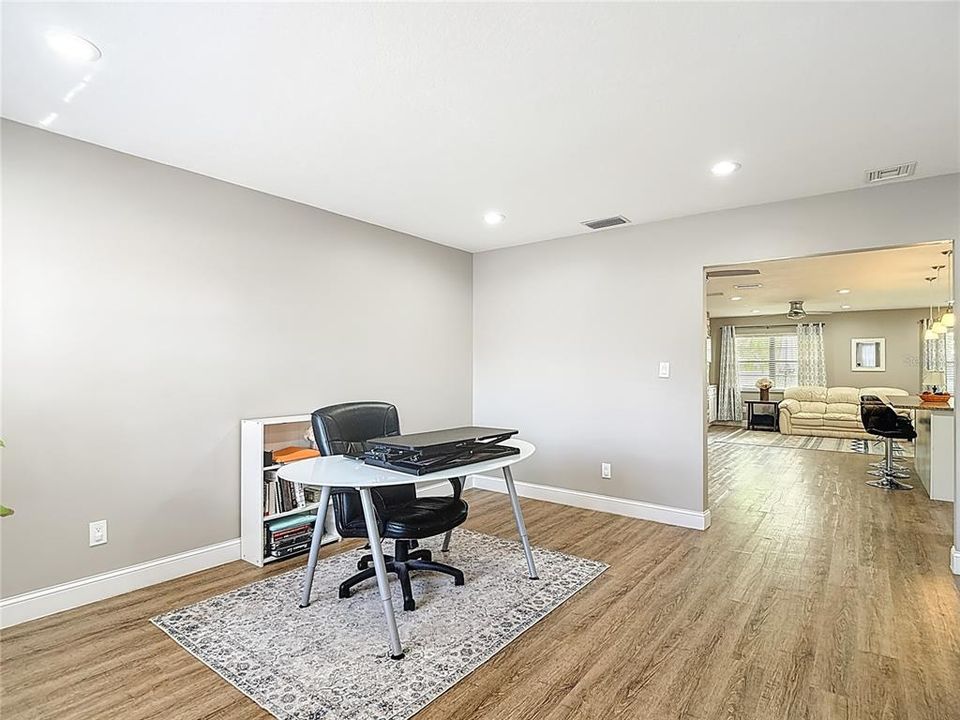 合同活跃: $514,900 (4 贝兹, 2 浴室, 2950 平方英尺)