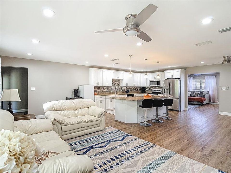 合同活跃: $514,900 (4 贝兹, 2 浴室, 2950 平方英尺)