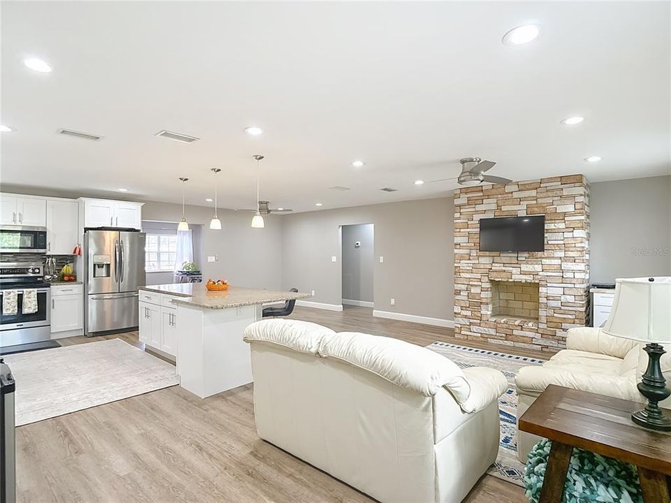 合同活跃: $514,900 (4 贝兹, 2 浴室, 2950 平方英尺)