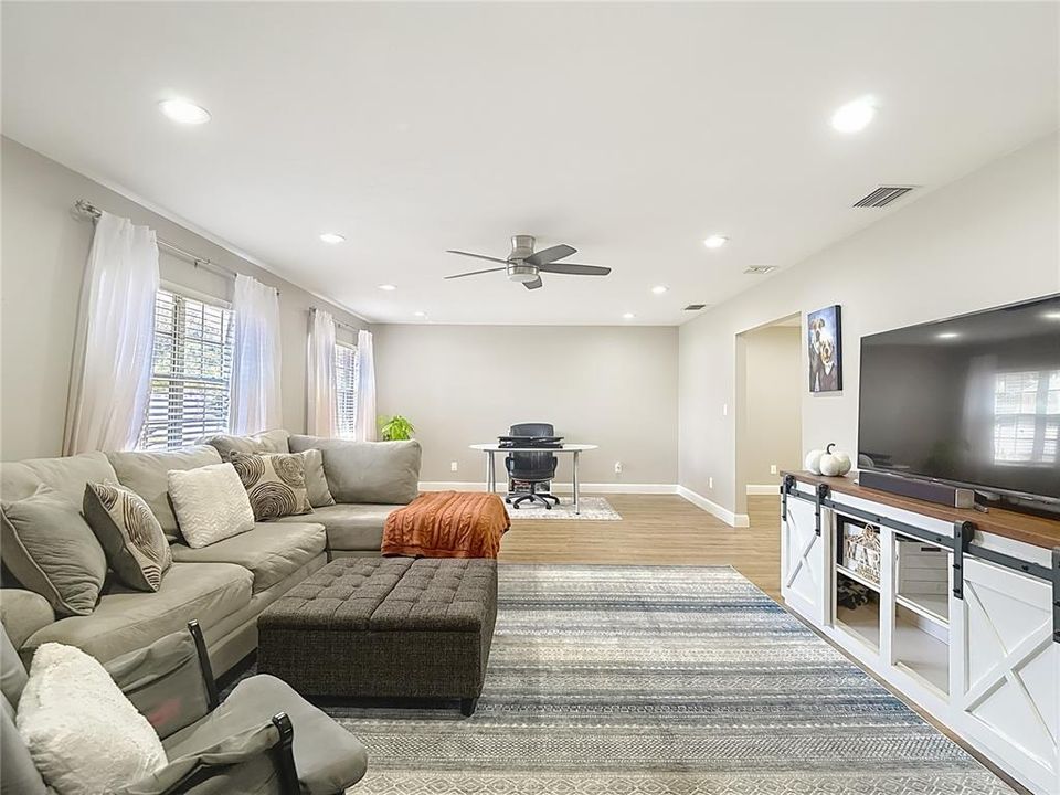 合同活跃: $514,900 (4 贝兹, 2 浴室, 2950 平方英尺)