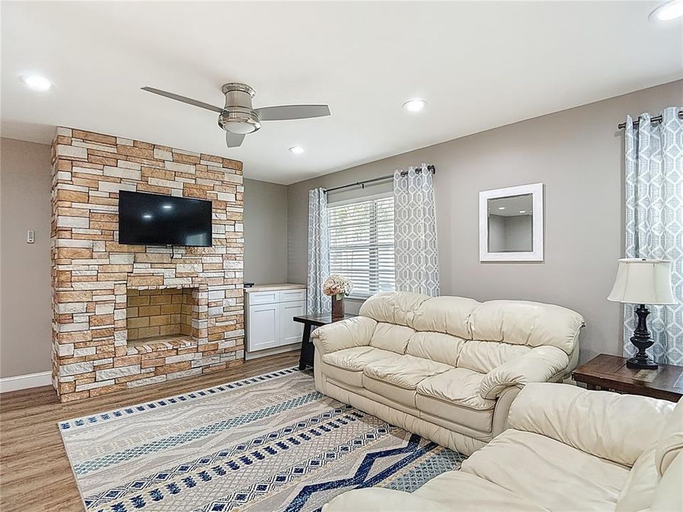 合同活跃: $514,900 (4 贝兹, 2 浴室, 2950 平方英尺)