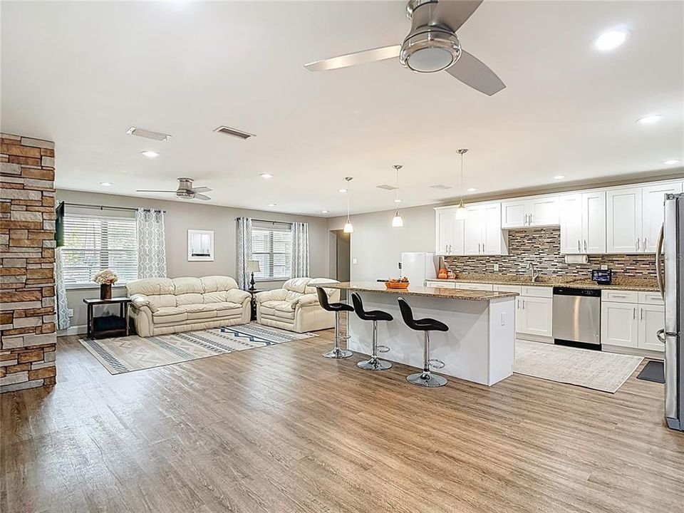 合同活跃: $514,900 (4 贝兹, 2 浴室, 2950 平方英尺)