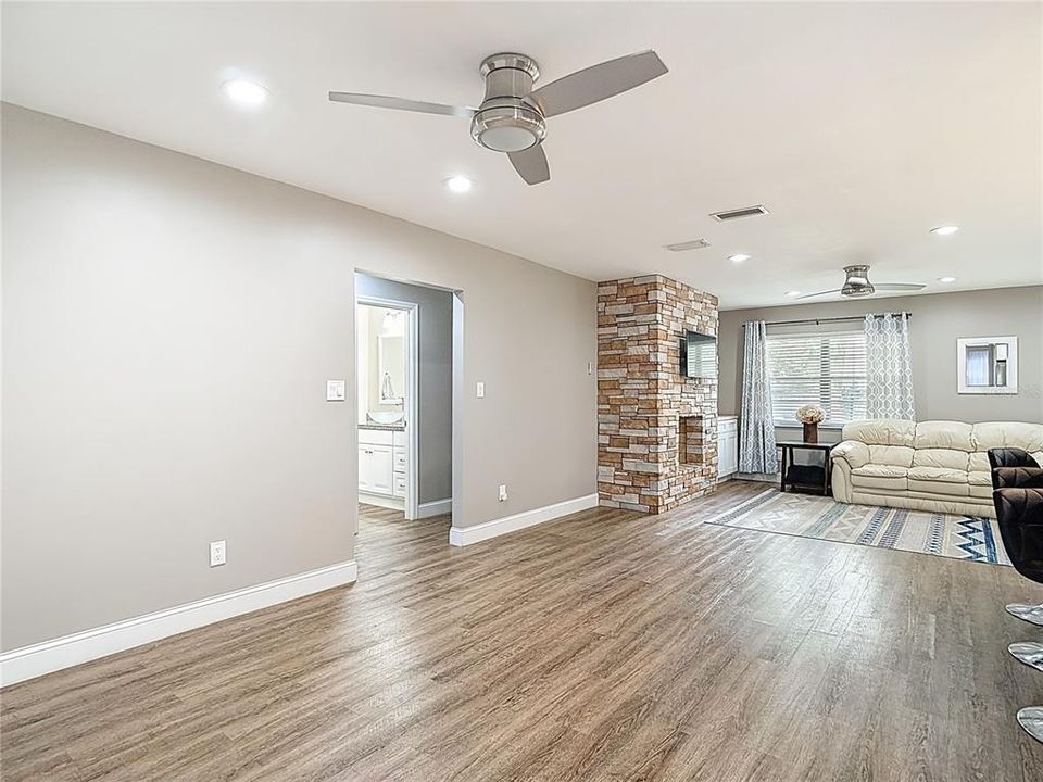 合同活跃: $514,900 (4 贝兹, 2 浴室, 2950 平方英尺)