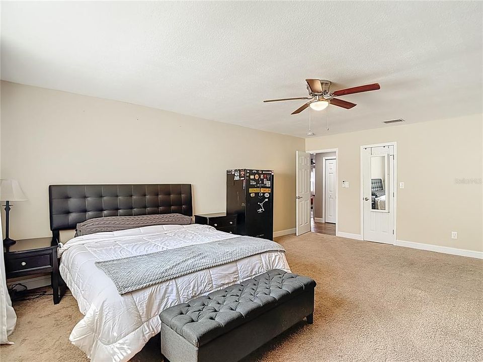 合同活跃: $514,900 (4 贝兹, 2 浴室, 2950 平方英尺)