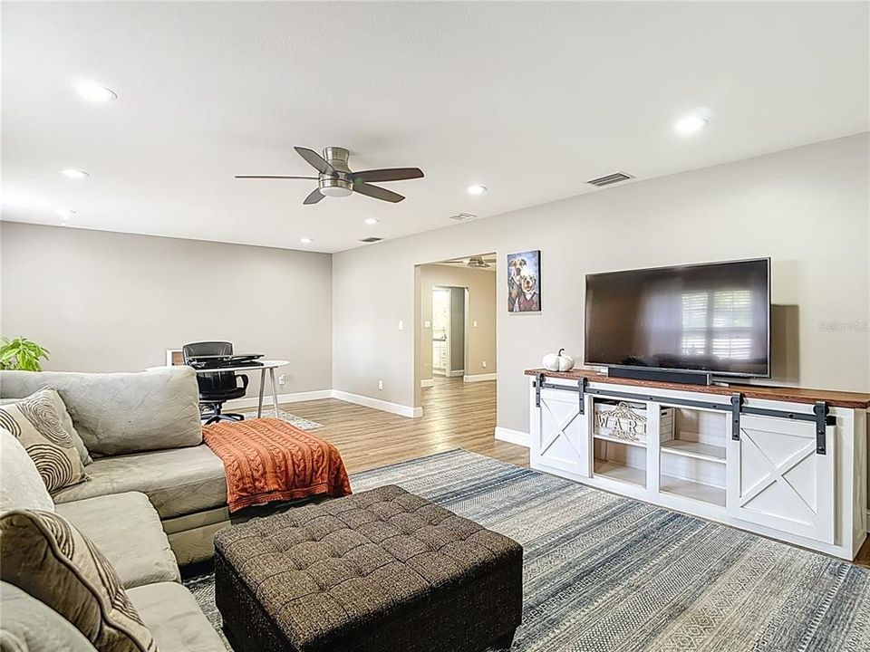 合同活跃: $514,900 (4 贝兹, 2 浴室, 2950 平方英尺)