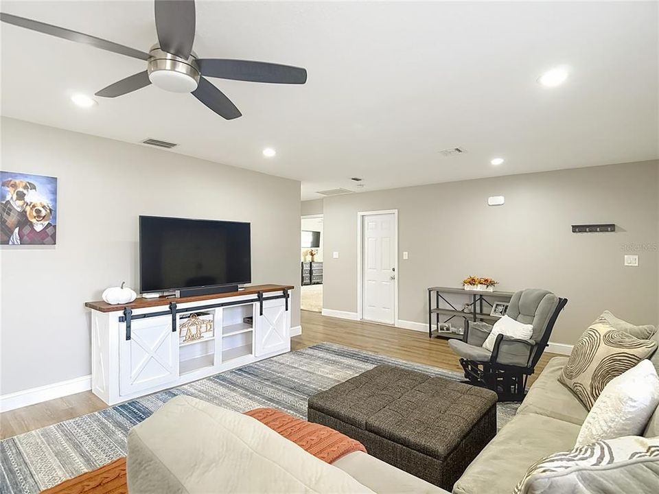 合同活跃: $514,900 (4 贝兹, 2 浴室, 2950 平方英尺)