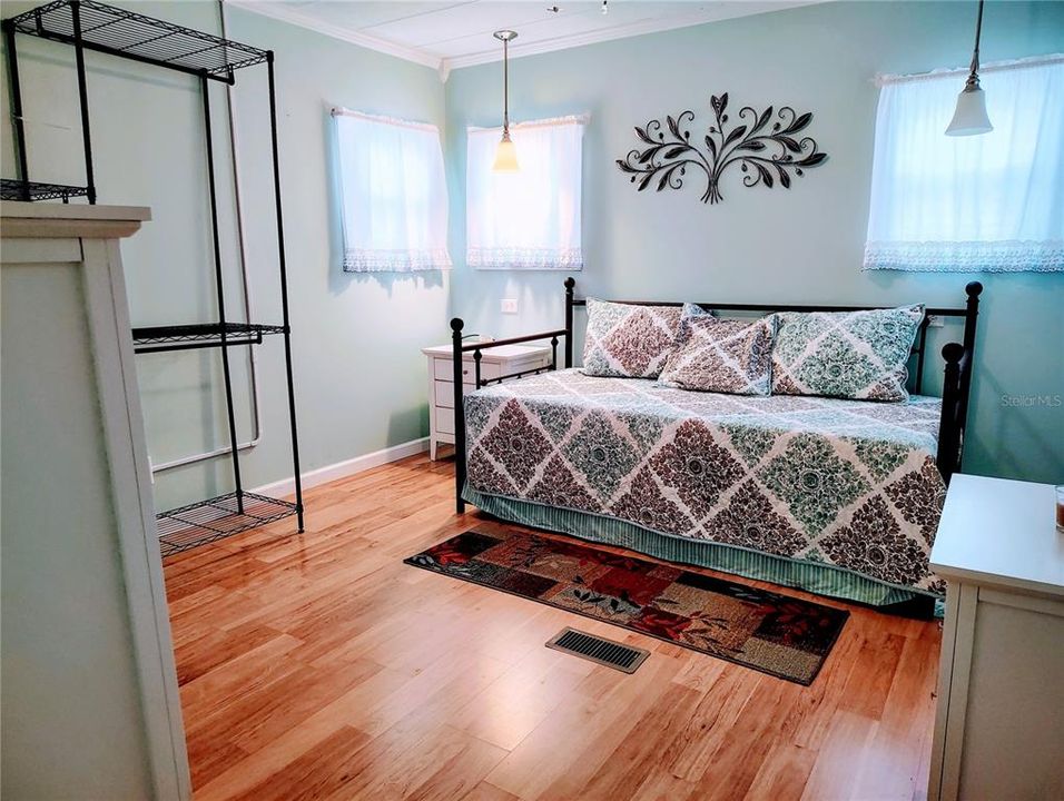 待售: $104,999 (2 贝兹, 1 浴室, 671 平方英尺)