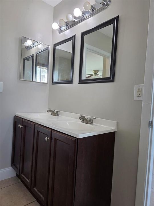 Active With Contract: $1,450 (2 beds, 1 baths, 953 Square Feet)