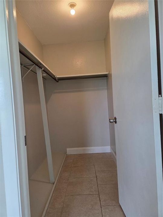 Active With Contract: $1,450 (2 beds, 1 baths, 953 Square Feet)