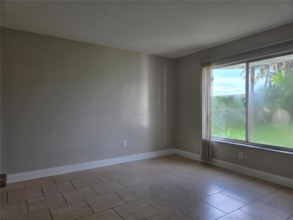 Active With Contract: $1,450 (2 beds, 1 baths, 953 Square Feet)