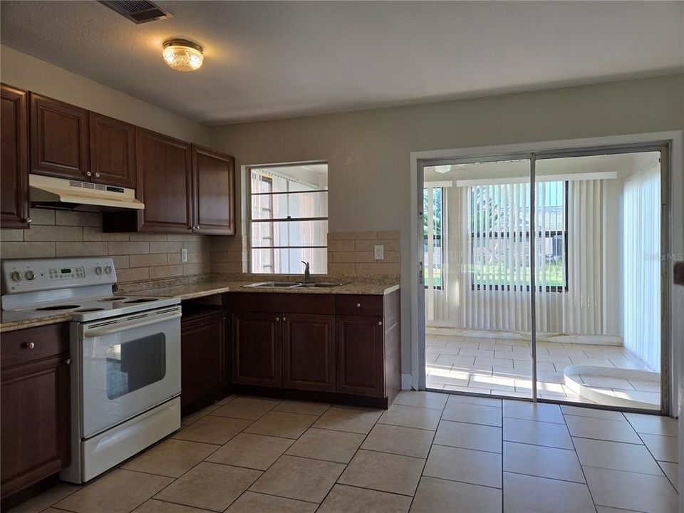 Active With Contract: $1,450 (2 beds, 1 baths, 953 Square Feet)
