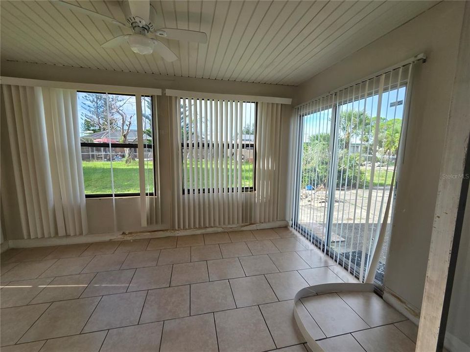 Active With Contract: $1,450 (2 beds, 1 baths, 953 Square Feet)