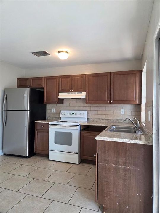 Active With Contract: $1,450 (2 beds, 1 baths, 953 Square Feet)