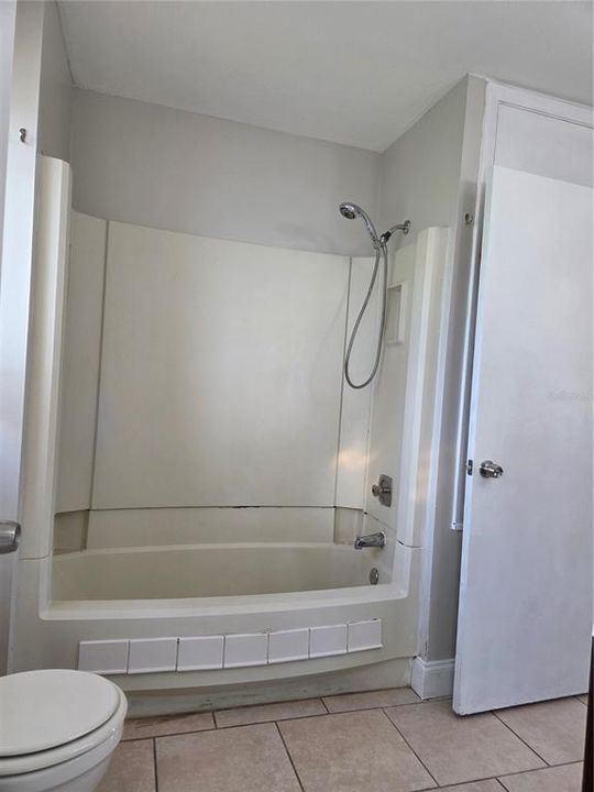 Active With Contract: $1,450 (2 beds, 1 baths, 953 Square Feet)