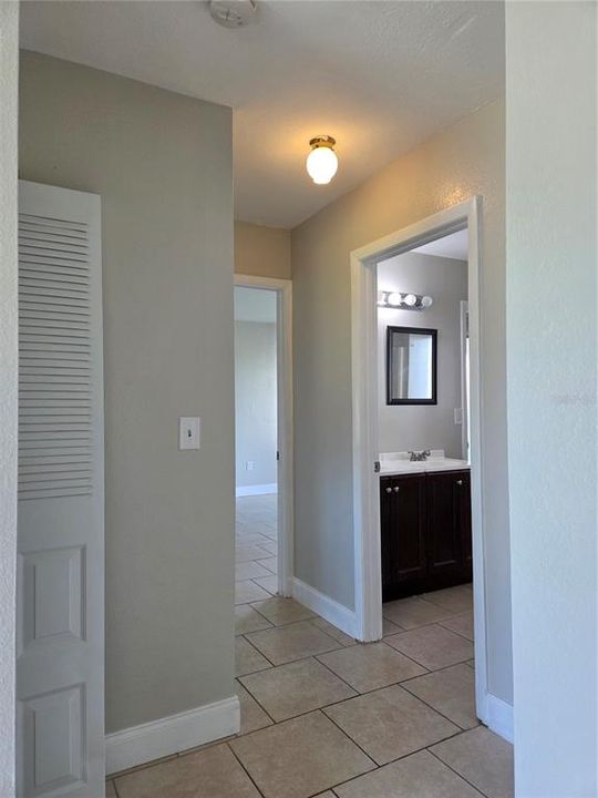 Active With Contract: $1,450 (2 beds, 1 baths, 953 Square Feet)