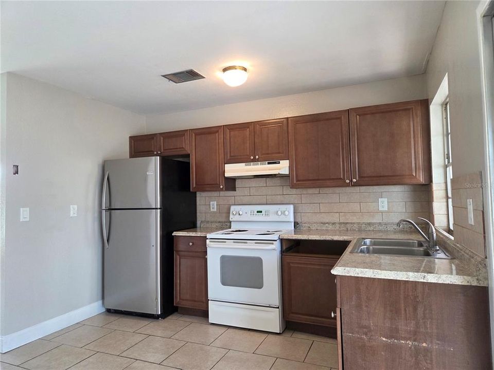 Active With Contract: $1,450 (2 beds, 1 baths, 953 Square Feet)