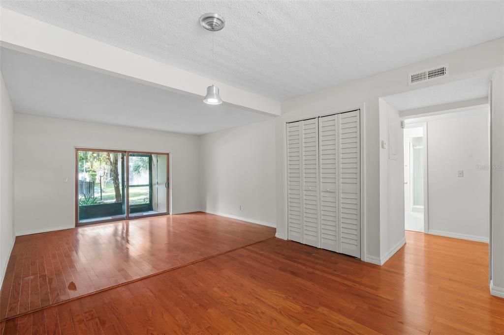 For Sale: $124,900 (2 beds, 1 baths, 1085 Square Feet)