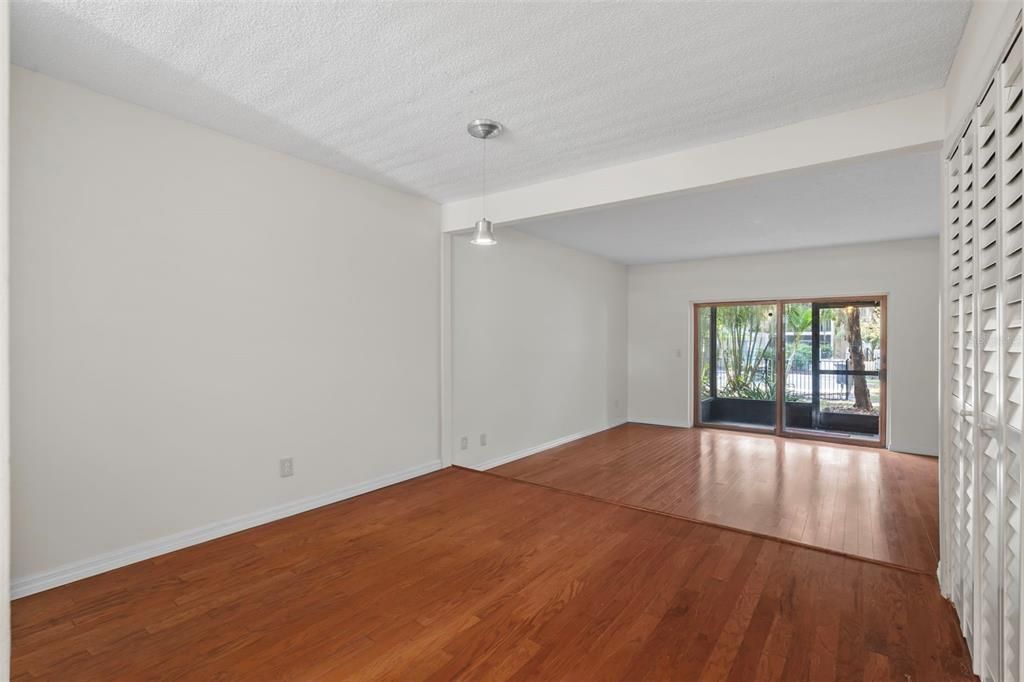 For Sale: $124,900 (2 beds, 1 baths, 1085 Square Feet)